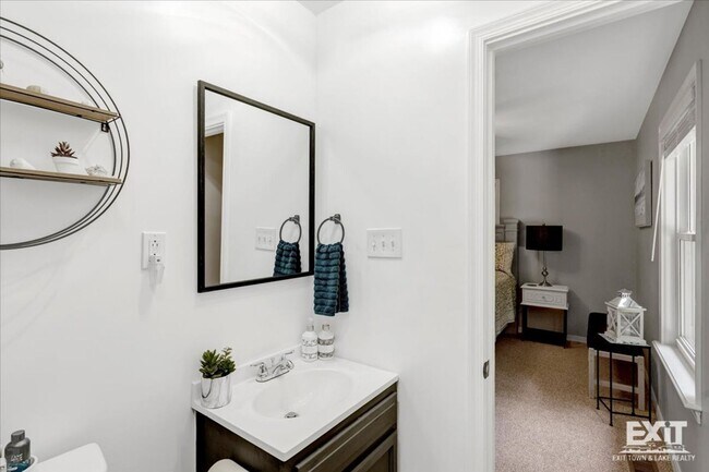 Building Photo - Beautiful Fully Furnished 3 Bed, 2 Bath Ho...