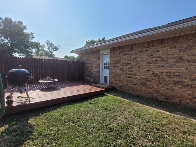 Building Photo - 1437 S Will Rogers Dr