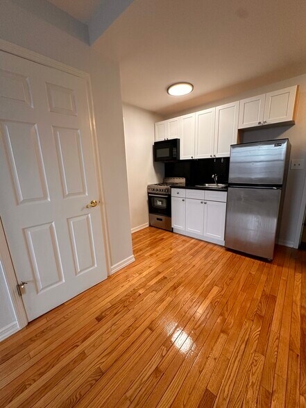 Building Photo - 890 W Beech St