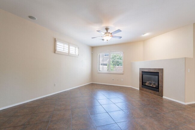 Building Photo - Bright, Spacious Riverside Crossing Retrea...