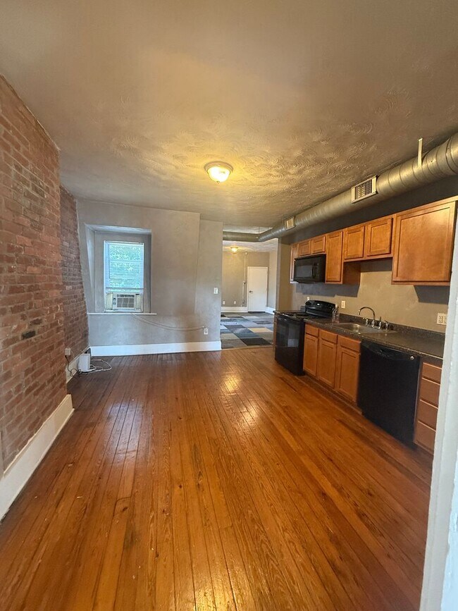 Building Photo - 1608 Lowrie St