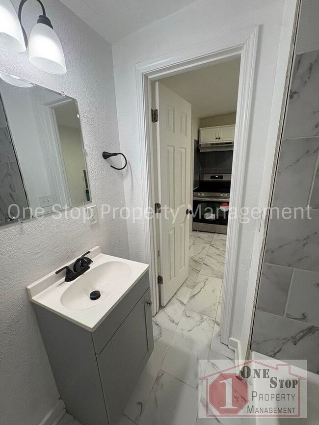 Building Photo - Gorgeous 4 Bedroom, 2 Bath in Independence!