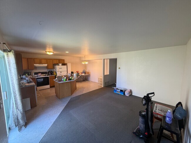 Building Photo - 913 Cardinal Dr