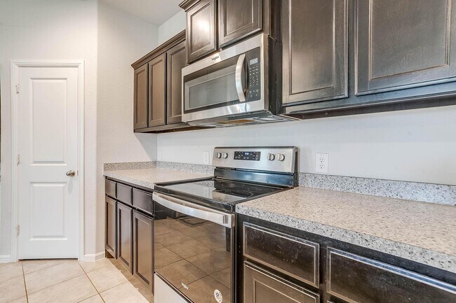 Building Photo - Nice 3 Bed, 2 Bath House in Creekside Esta...