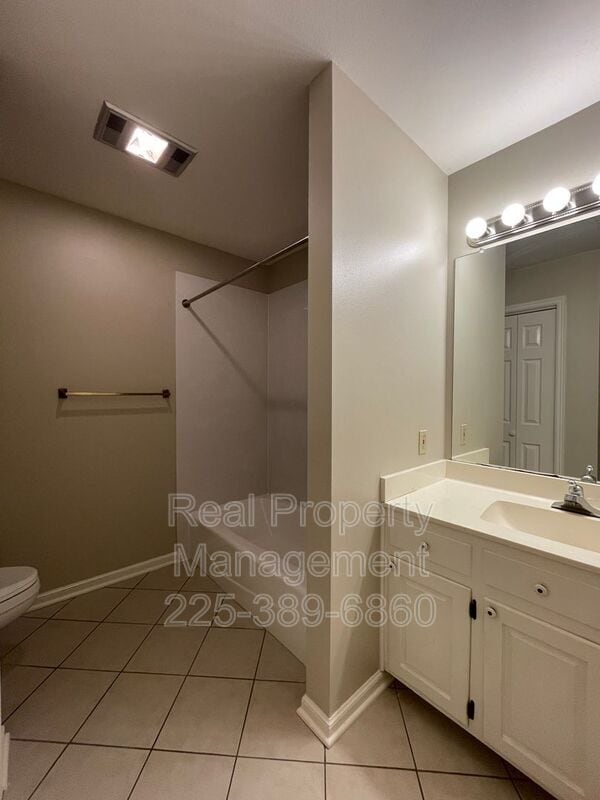 Building Photo - 2422 Riverside Dr