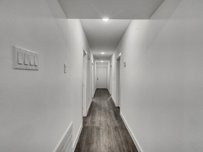 Building Photo - ? Spacious & Stylish 3-Bed Home – Garage Included! ?