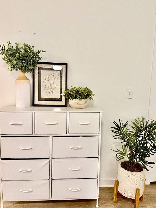 Building Photo - Luxury Townhome