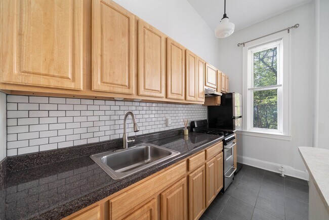 Building Photo - 160 2nd St