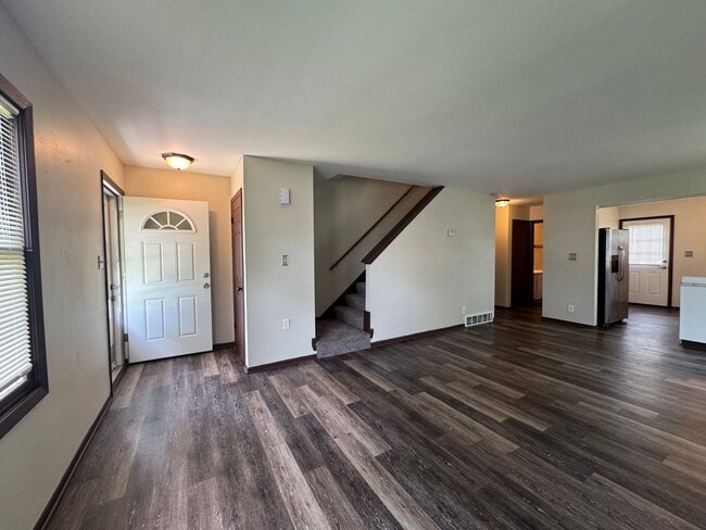 Building Photo - Your new Townhouse Awaits! 3 Bed / 1.5 Bat...