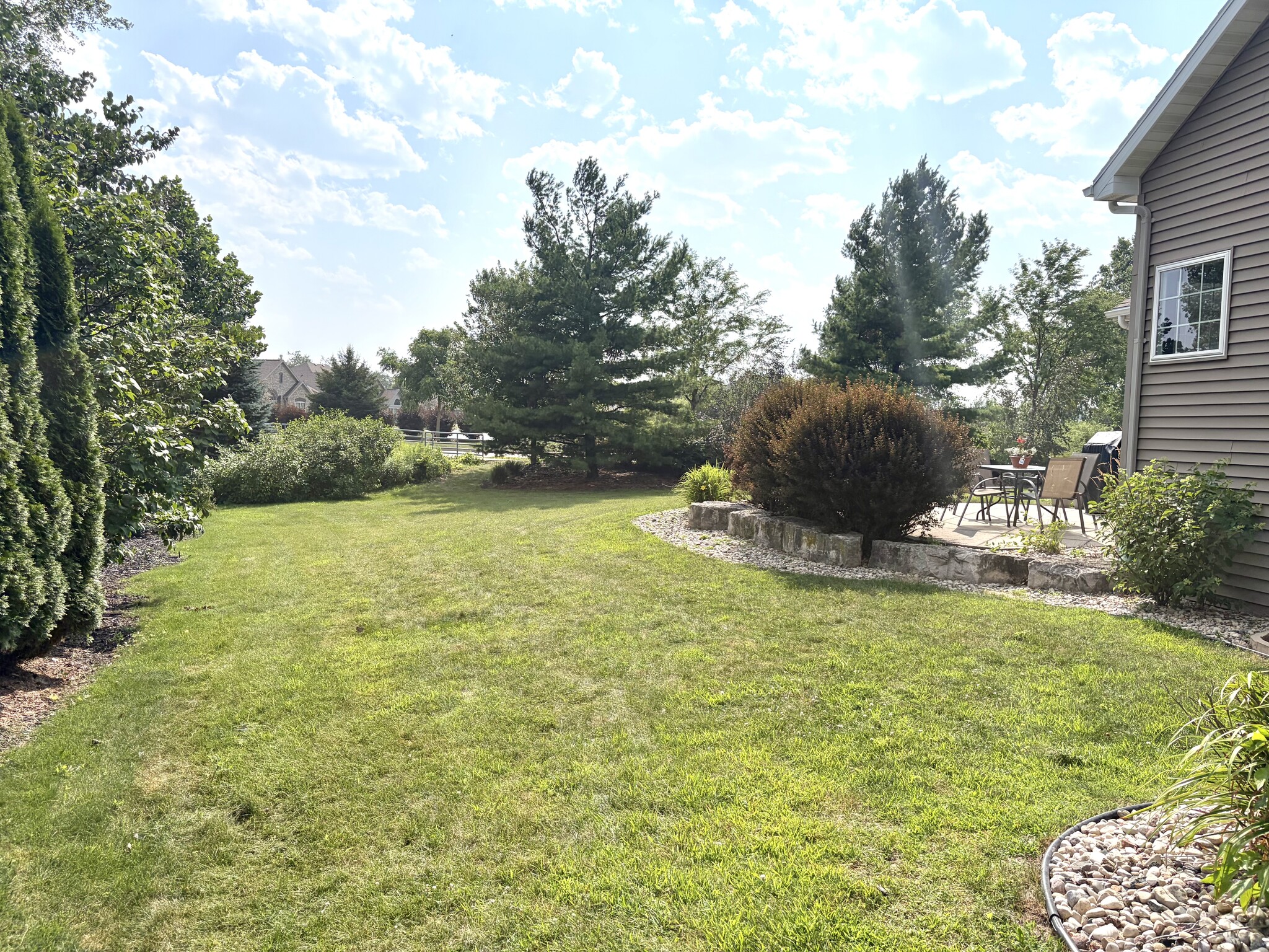 Building Photo - 2701 E Glenhurst Ln