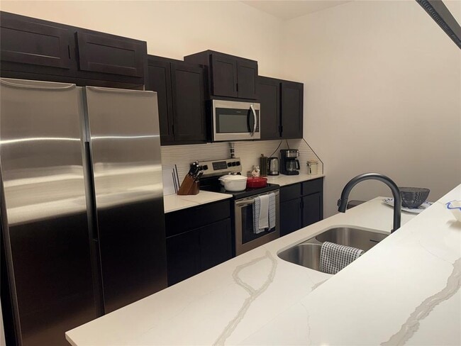 Building Photo - 573 S Fretz Ave