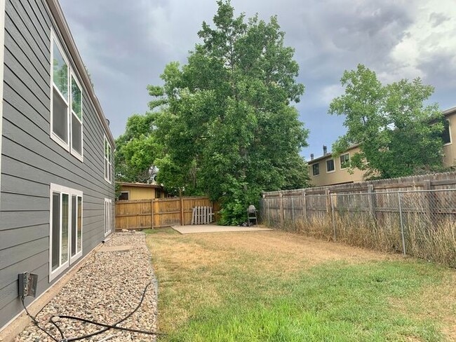 Building Photo - Recently Upgraded 2 Bedroom Apt Near Horse...