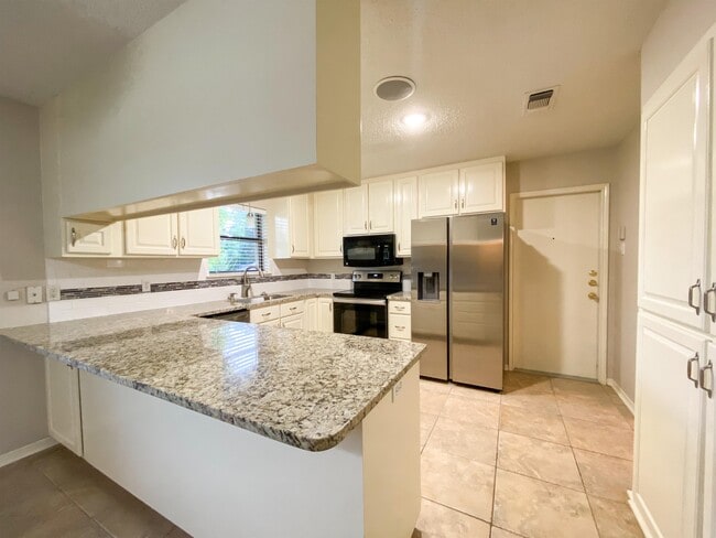 Building Photo - 610 Creek Dr