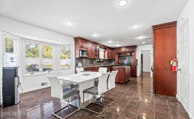 Building Photo - 16 Bridle Dr