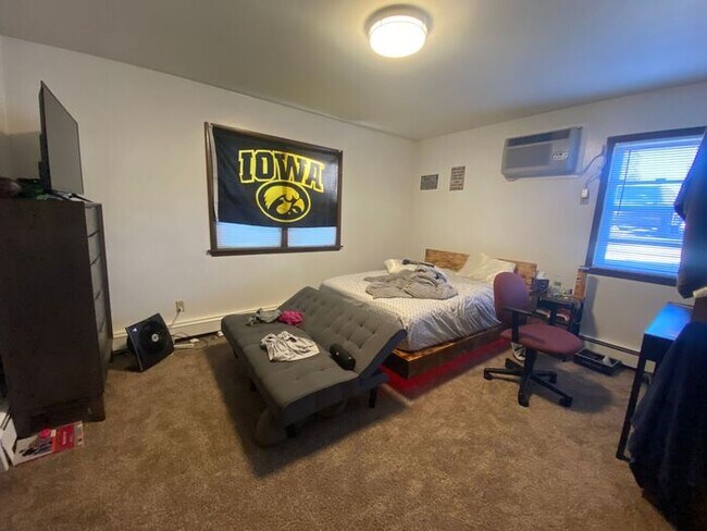 Building Photo - $1,300 | 2 Bedroom, 1 Bathroom Apartment |...