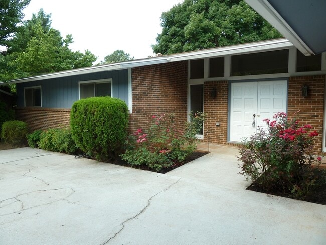 Building Photo - 3 Bed / 2.5 Bath with 2300 Square Feet!! A...