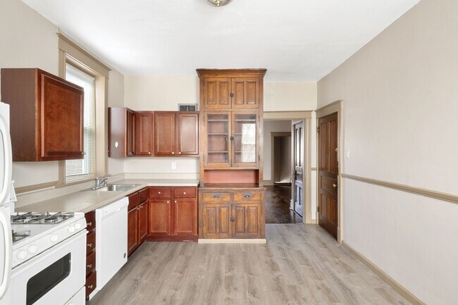 Building Photo - Junie B. Aiata