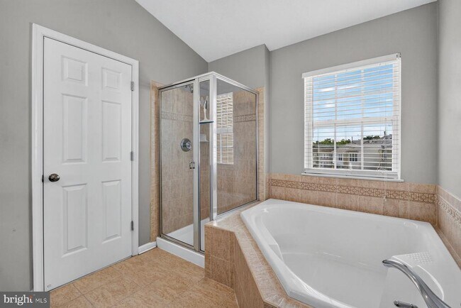 Building Photo - 711 Wineberry Way