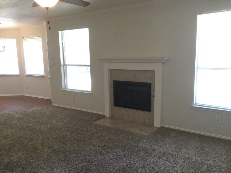 Building Photo - 2208 Ridgewood Dr