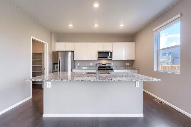 Building Photo - Gorgeous 4 bed, 3 bath, loft and an office!