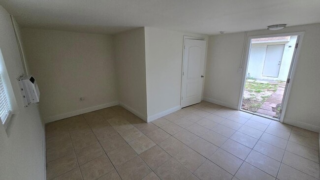 Building Photo - 632 W 2nd St