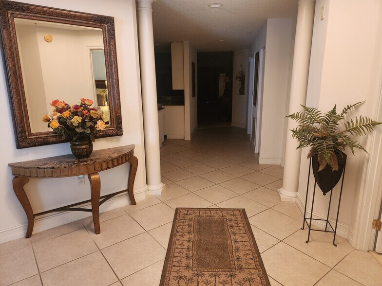 Entry - 425 Pierce Ave