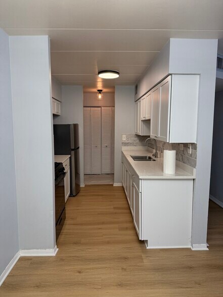 Kitchen - 300 S Roselle Rd