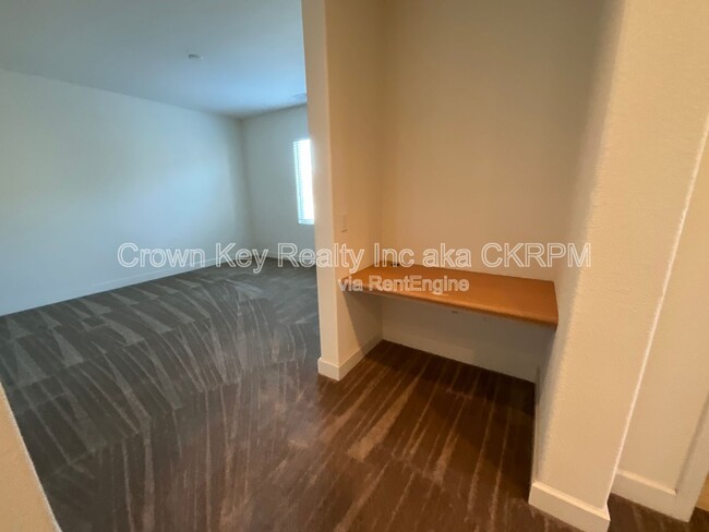 Building Photo - 546 W Campania Way