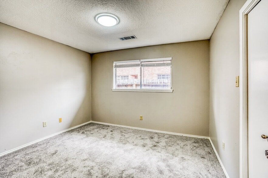 Building Photo - 3202 Palm Desert Ln