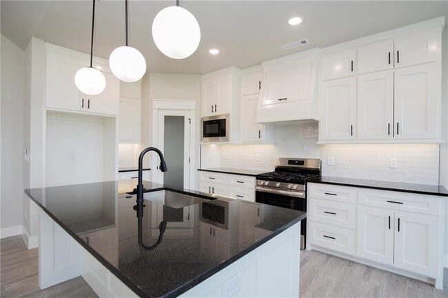 Building Photo - 300 White Oak St