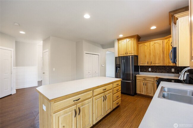 Building Photo - 4 bed, 3.5 bath home in cul-de-sac