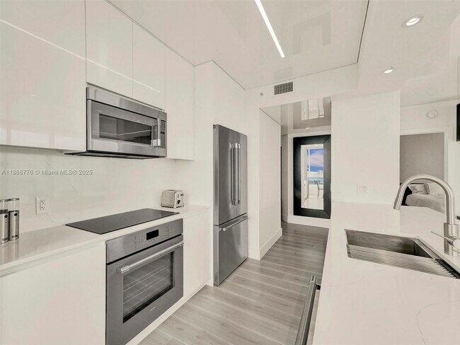 Building Photo - 6365 Collins Ave