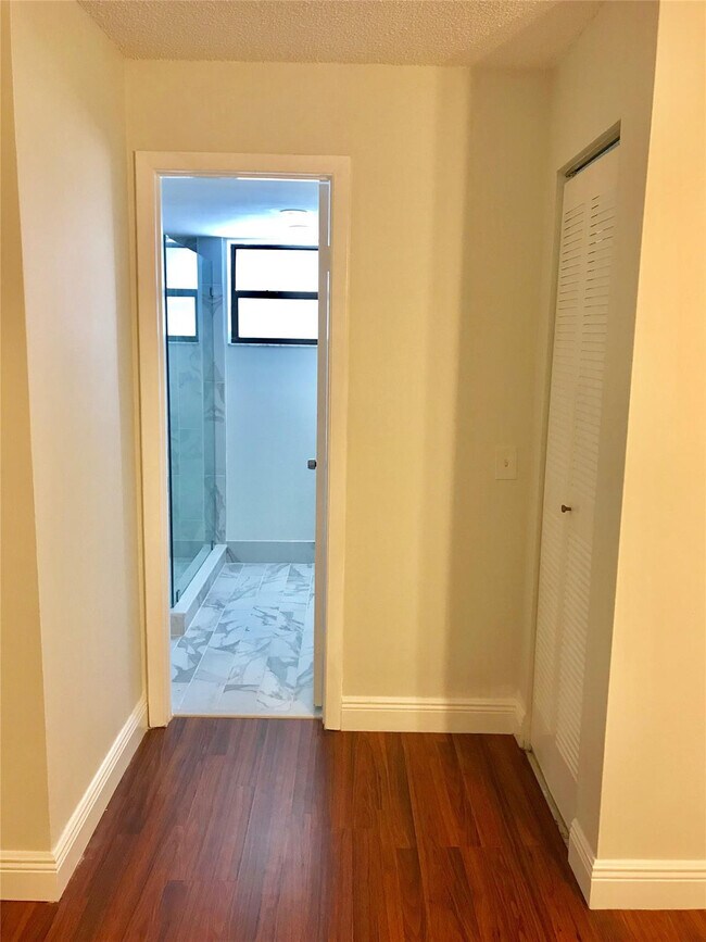 Building Photo - 1640 W Golfview Dr