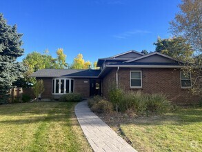 Building Photo - Lovely 4 Bedroom Home Golden!!