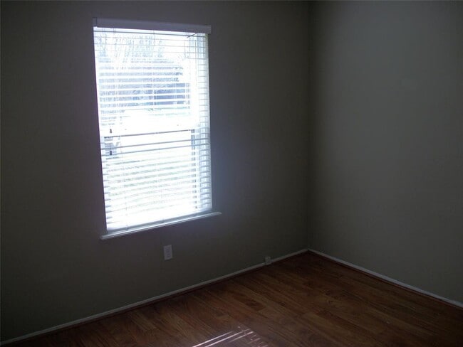 Building Photo - 1011 Stoneleigh Ct