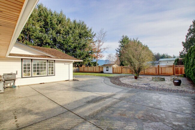 Building Photo - 3 Bedroom, 2 Bathroom House, Available Now!!!