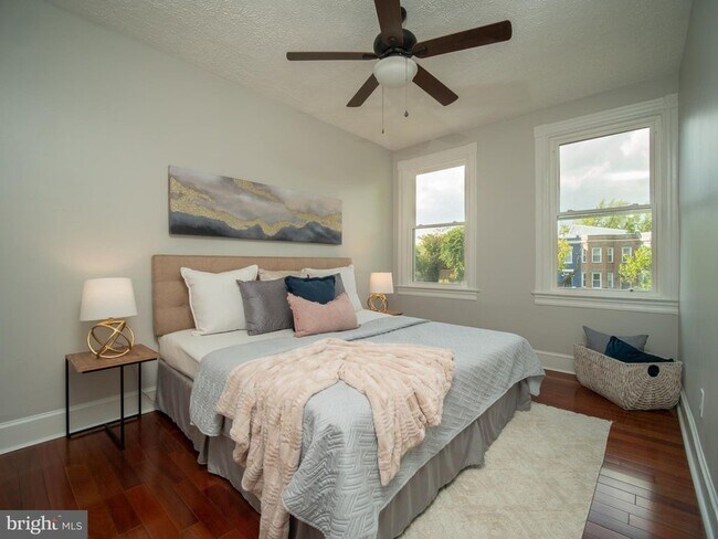 Building Photo - 905 K St NE