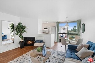 Building Photo - 7320 Hawthorn Ave