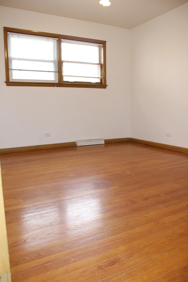 Building Photo - 7615 W Devon Ave