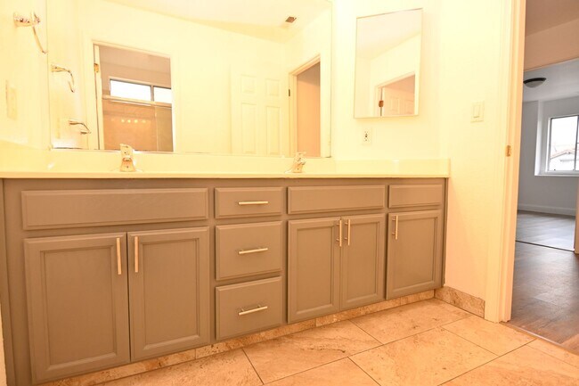 Building Photo - Stunning 5-Bedroom 3 bath 2 story Home in Prime North San Jose Location.