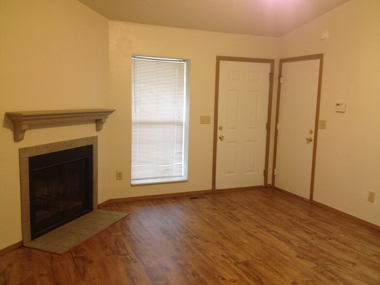 Living Room Pic 1 - 522 Pepperhill Ct