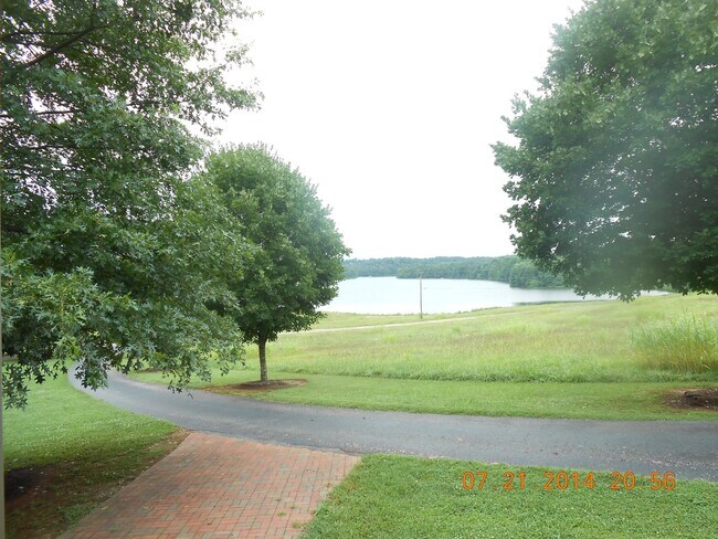Building Photo - 3 Bedroom house in walking distance to Lake Robinson!