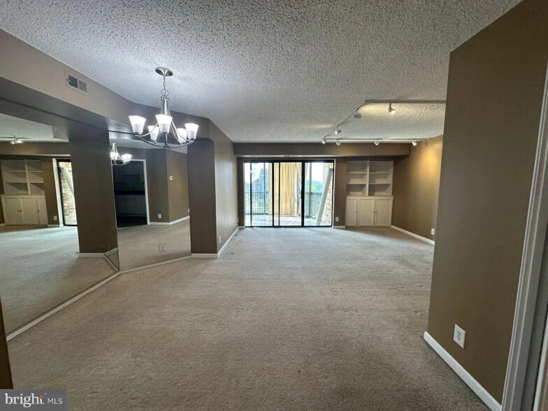 Building Photo - 5904 Mt Eagle Dr