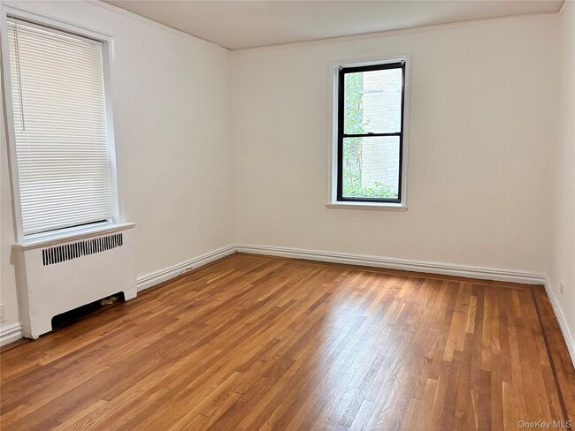 Building Photo - 2685 Creston Ave