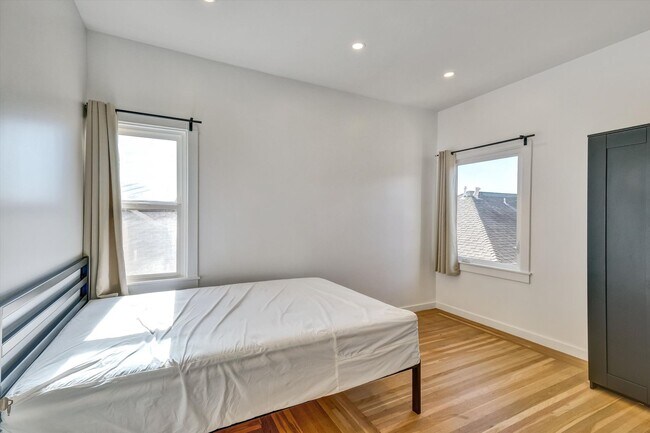 Building Photo - Furnished 3-Bedroom Apartment for 5 – Shar...