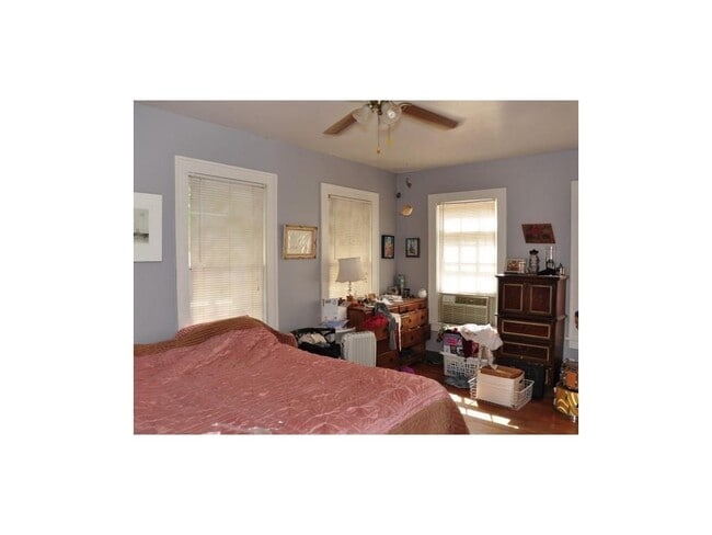 Building Photo - Great Garage Apartment in Hyde Park!