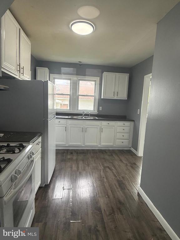 Building Photo - 75 Melrose Ave