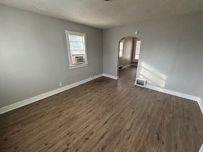 Building Photo - 109 S Maple St