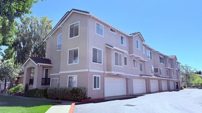 Building Photo - 401 Skylark Ct