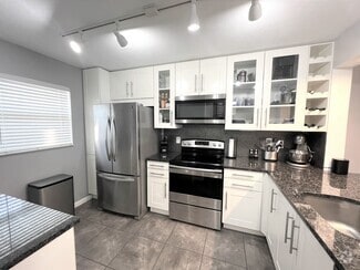 Building Photo - 2920 SW 22nd Ave